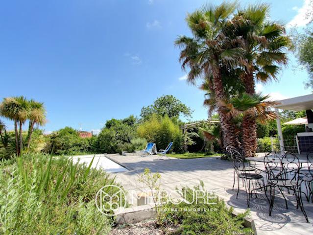 Propriété avec piscine et jardin