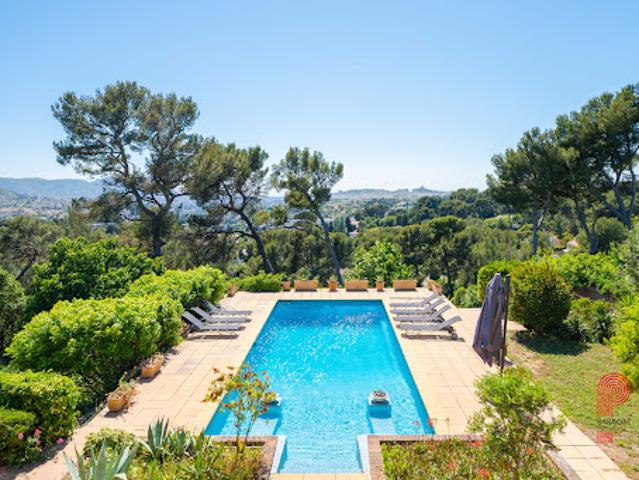 Propriété avec piscine et jardin
