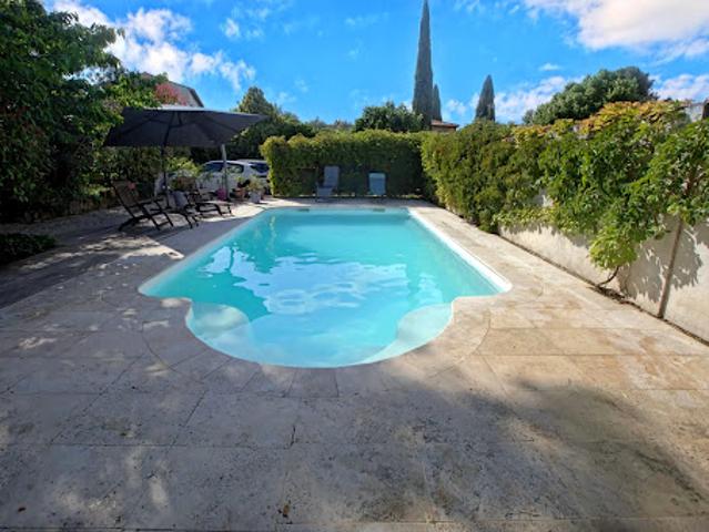 Propriété avec piscine et jardin