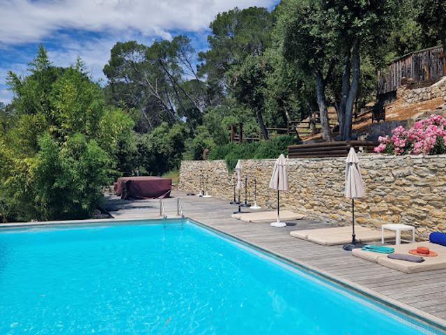 Propriété avec piscine et jardin