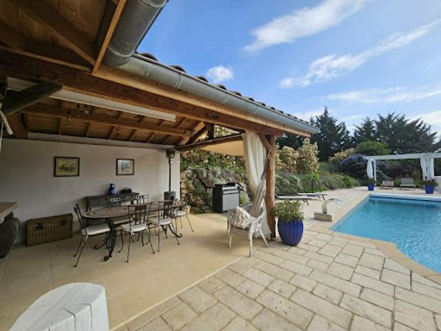 Propriété avec piscine et jardin