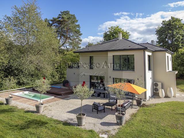 Propriété avec piscine et jardin