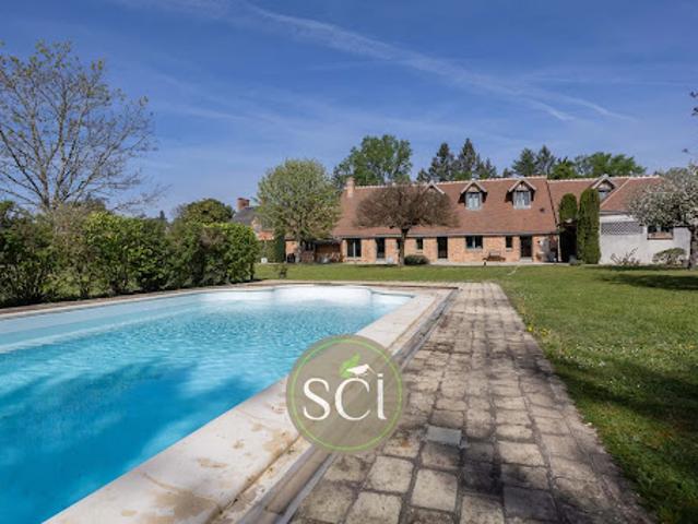 Propriété avec piscine et jardin