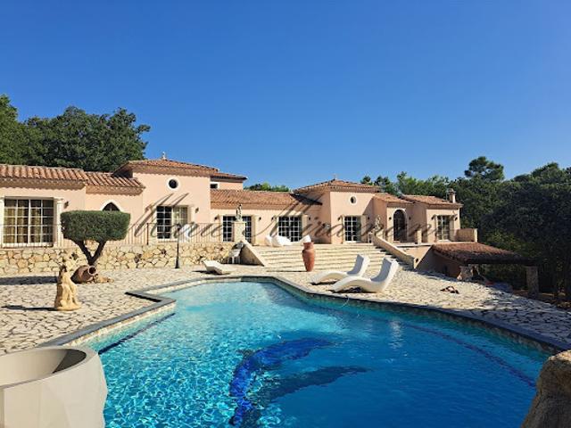 Propriété avec piscine et jardin