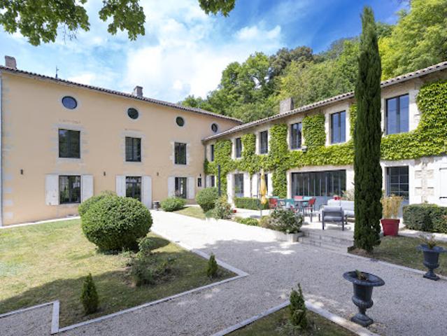 Propriété avec piscine et jardin