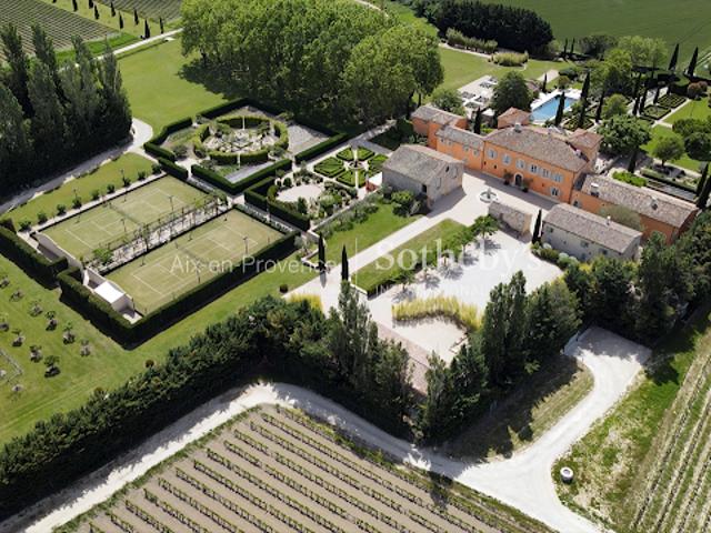 Propriété avec piscine et jardin