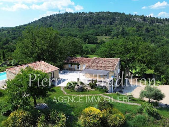 Propriété avec piscine et jardin