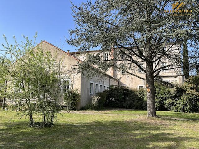 Propriété avec piscine et jardin