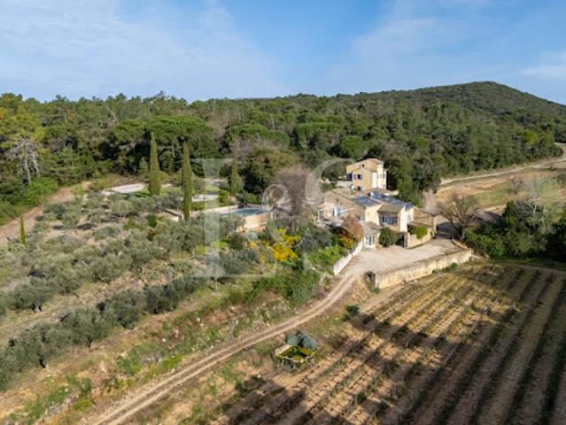 Propriété avec piscine et jardin