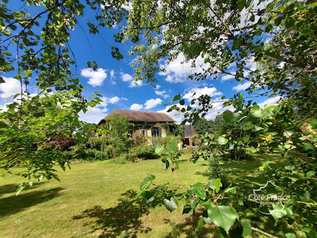 Propriété avec piscine et jardin