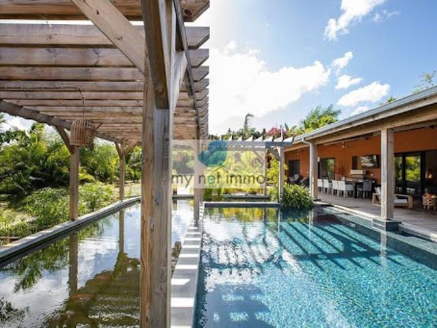 Propriété avec piscine et jardin