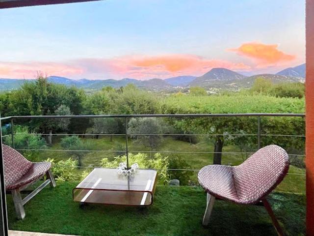 Propriété avec piscine et jardin