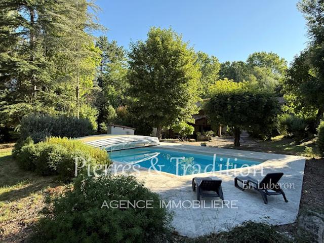Propriété avec piscine et jardin