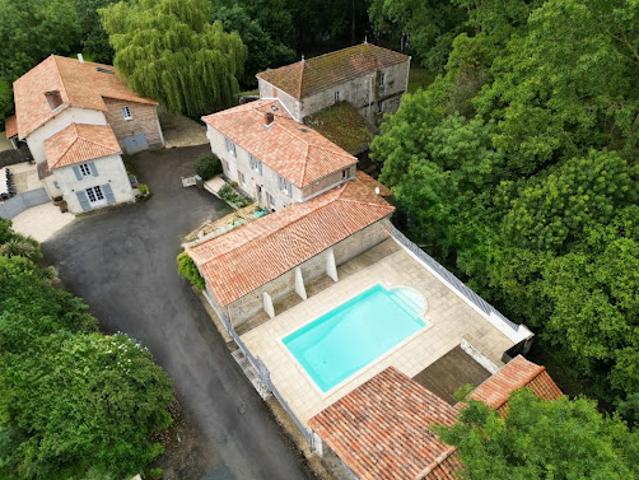 Propriété avec piscine et jardin