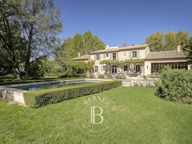 Propriété avec piscine et jardin