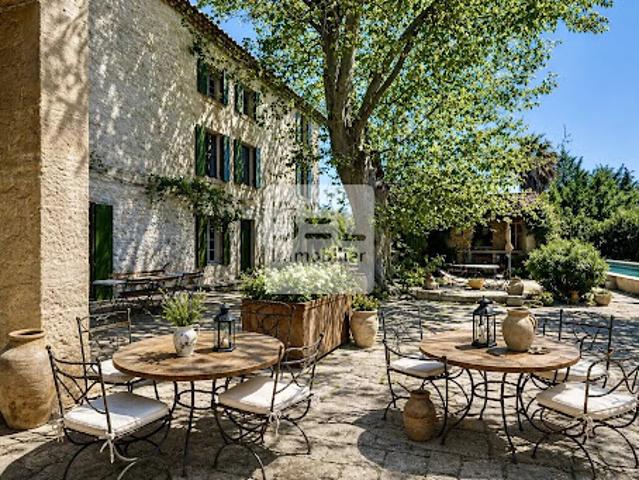 Propriété avec piscine et jardin