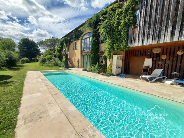 Propriété avec piscine et jardin