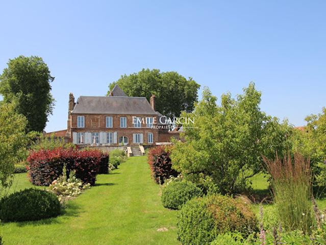 Propriété avec piscine et jardin