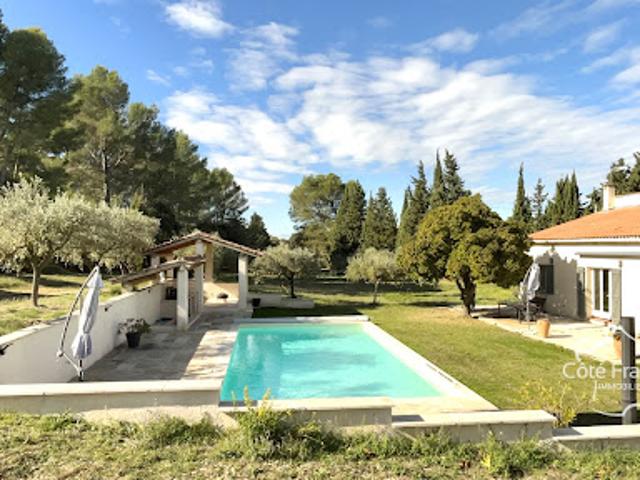 Propriété avec piscine et jardin