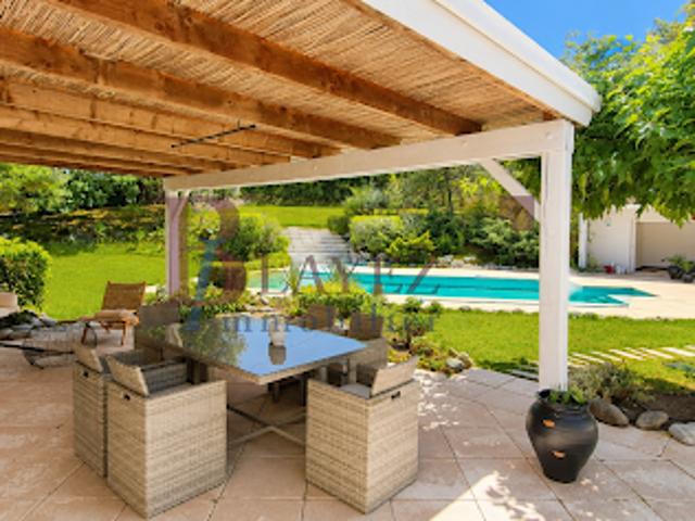 Propriété avec piscine et jardin