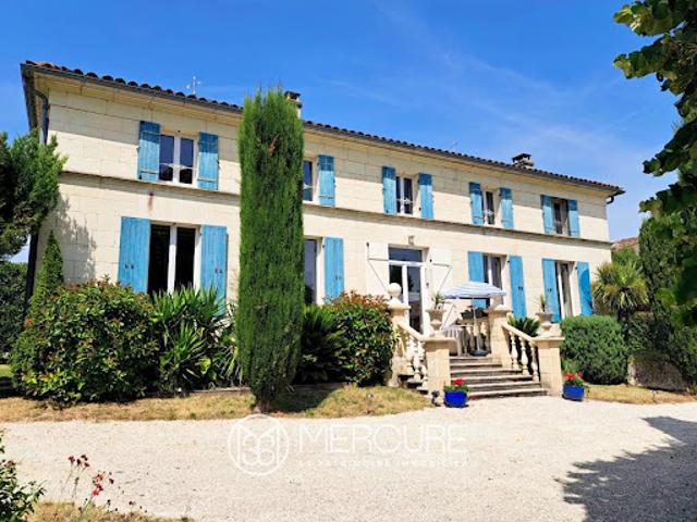 Propriété avec piscine et jardin