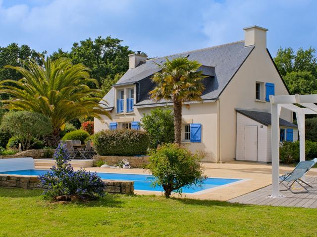 Propriété avec piscine et jardin paysager