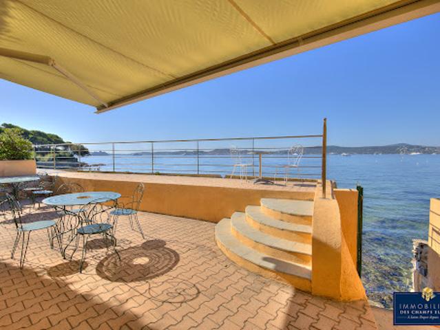 Propriété avec piscine en bord de mer