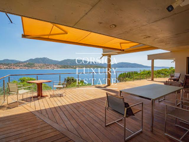 Propriété avec piscine en bord de mer