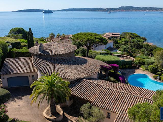 Propriété avec piscine en bord de mer