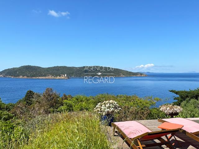 Propriété avec piscine en bord de mer