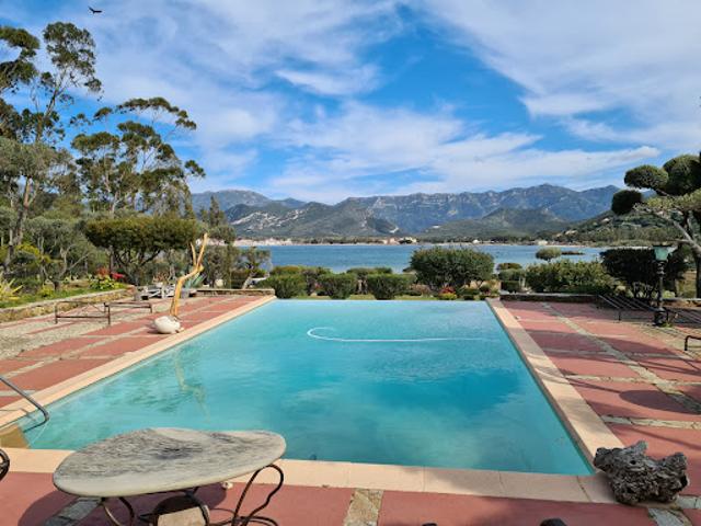 Propriété avec piscine en bord de mer
