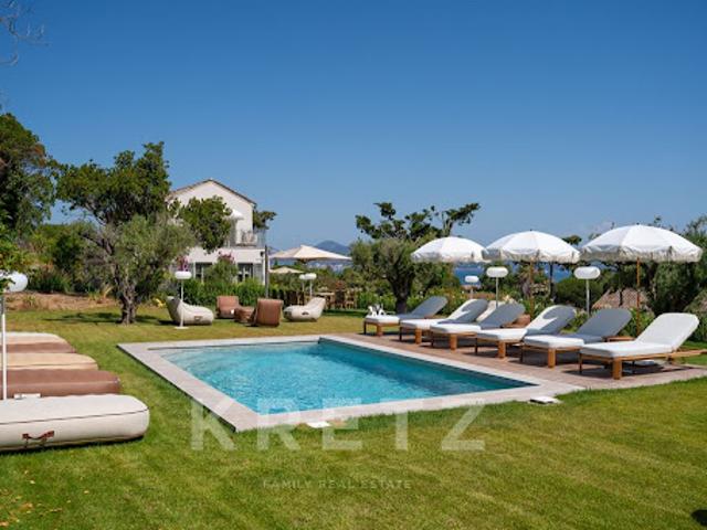 Propriété avec piscine en bord de mer