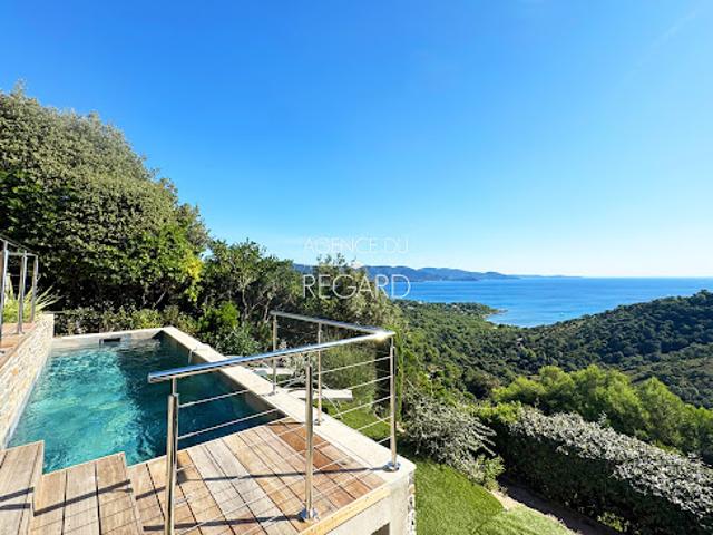 Propriété avec piscine en bord de mer