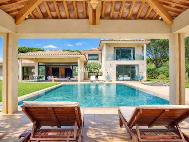 Propriété avec piscine en bord de mer