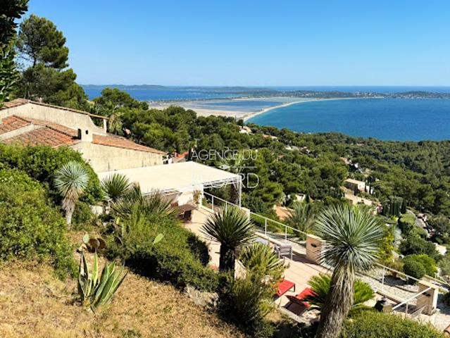 Propriété avec piscine en bord de mer