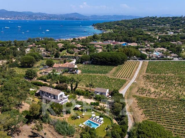 Propriété avec piscine en bord de mer