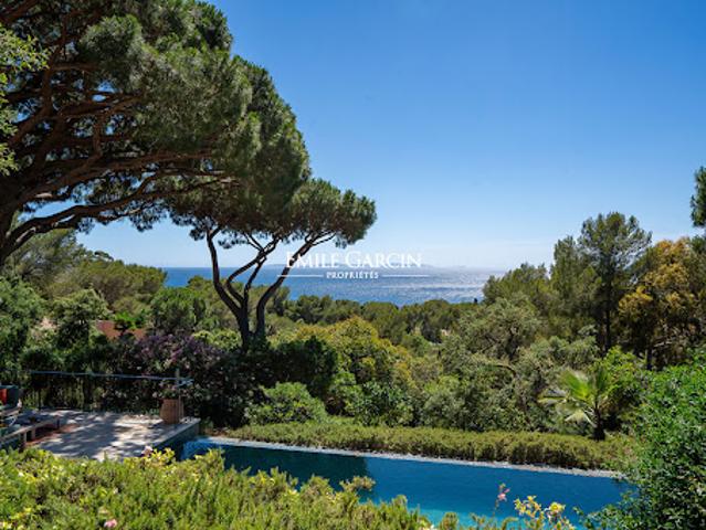 Propriété avec piscine en bord de mer