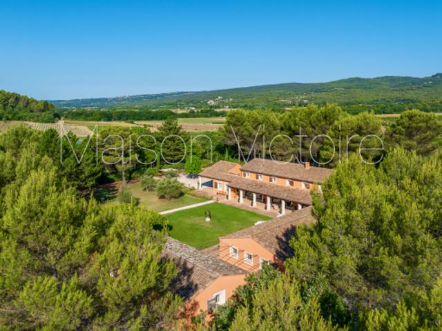 Propriété avec piscine intérieure, jardin et maison d'amis