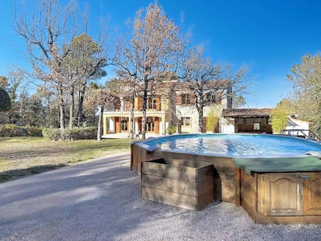 Propriété avec piscine