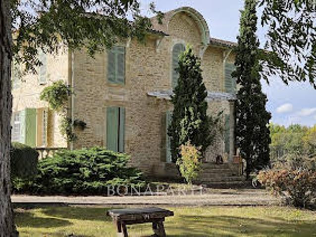 Propriété avec piscine et jardin