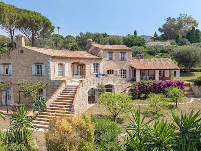 Propriété avec piscine en bord de mer