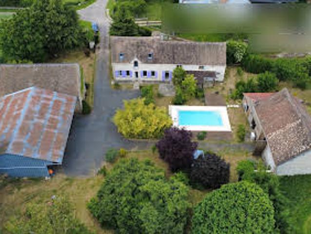 Propriété avec piscine et jardin