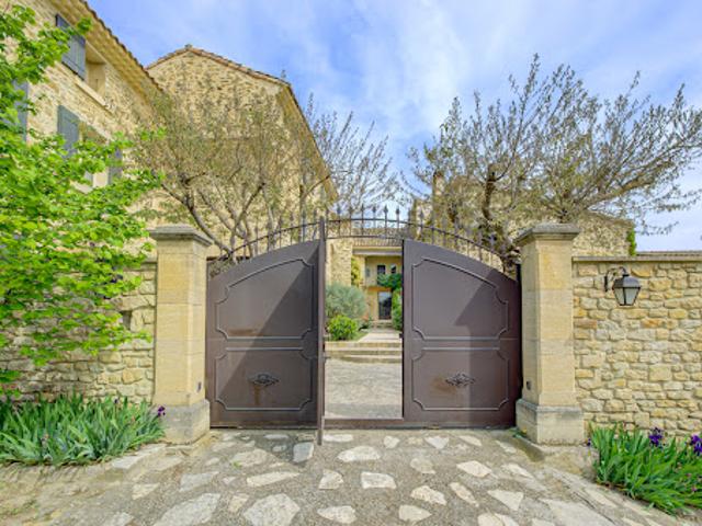 Propriété avec piscine et jardin