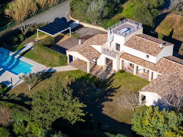 Villa avec piscine et terrasse