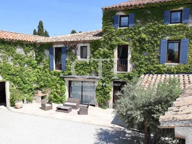 Propriété avec piscine et jardin