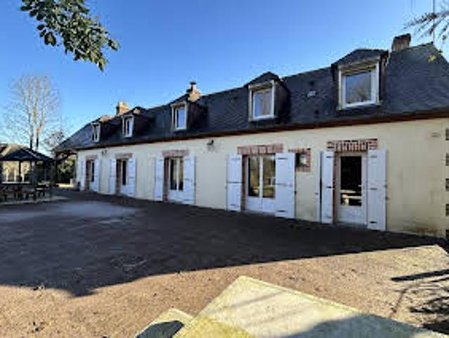 Propriété avec piscine et jardin