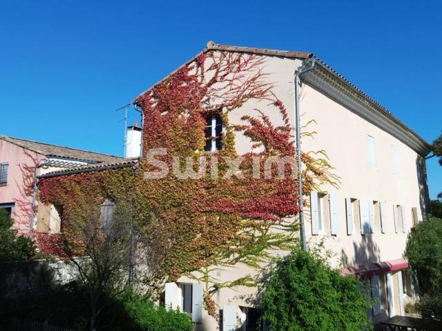 Propriété avec plusieurs appartements, jardin et piscine à M. 271m² Montélimar