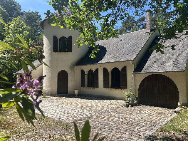 Propriété boisée, close, sans voisins proches: maison avec. 164m² Aubigny sur Nère