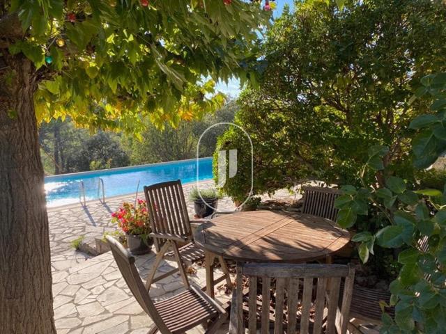Propriété Bucolique avec 2 maisons à vendre à Entrecasteaux 330m² Entrecasteaux