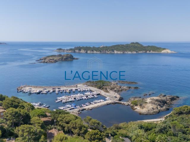 PROPRIETE GIENS 5000m2 deux maisons à 250m2 de la mer